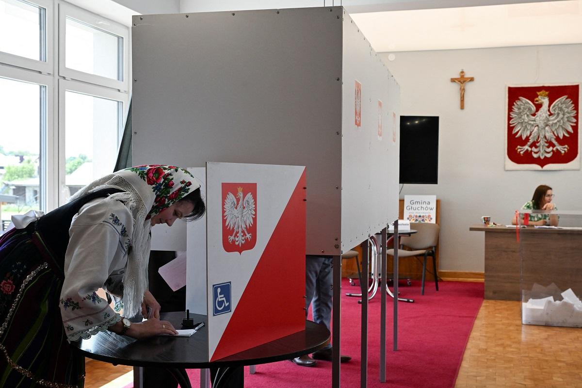 Poland votes in tight presidential race between pro-EU and nationalist visions