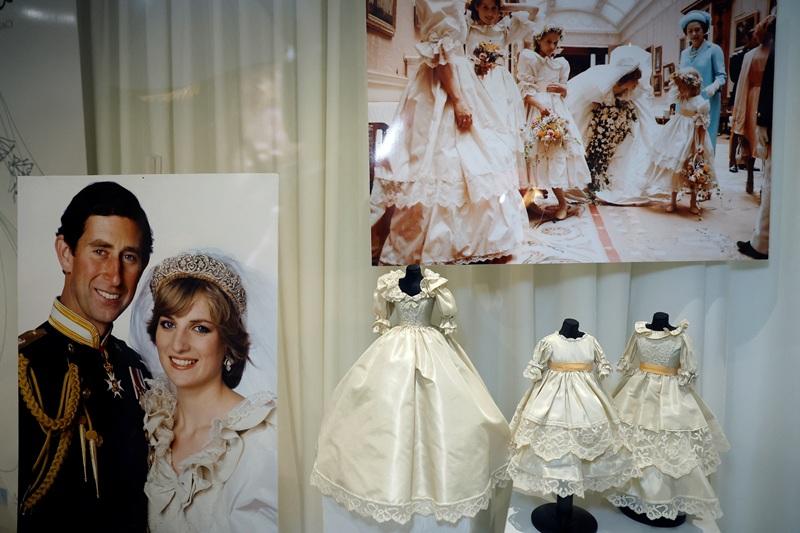 'Largest Princess Diana auction' features dresses, hats and bags