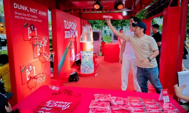 At the Tapon to Ipon activation in BGC, attendees dropped off their empty PET bottles and joined the â€œDunk, Not Junkâ€ shooting hoops game for a chance to win Coca-Cola merchandise, refreshing products, and other exciting prizes.