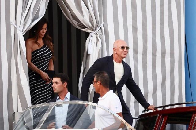 Amazon founder Jeff Bezos and Lauren Sanchez leave the Aman Venice hotel, ahead of their expected wedding, in Venice, Italy, June 25, 2025. REUTERS/ Yara Nardi