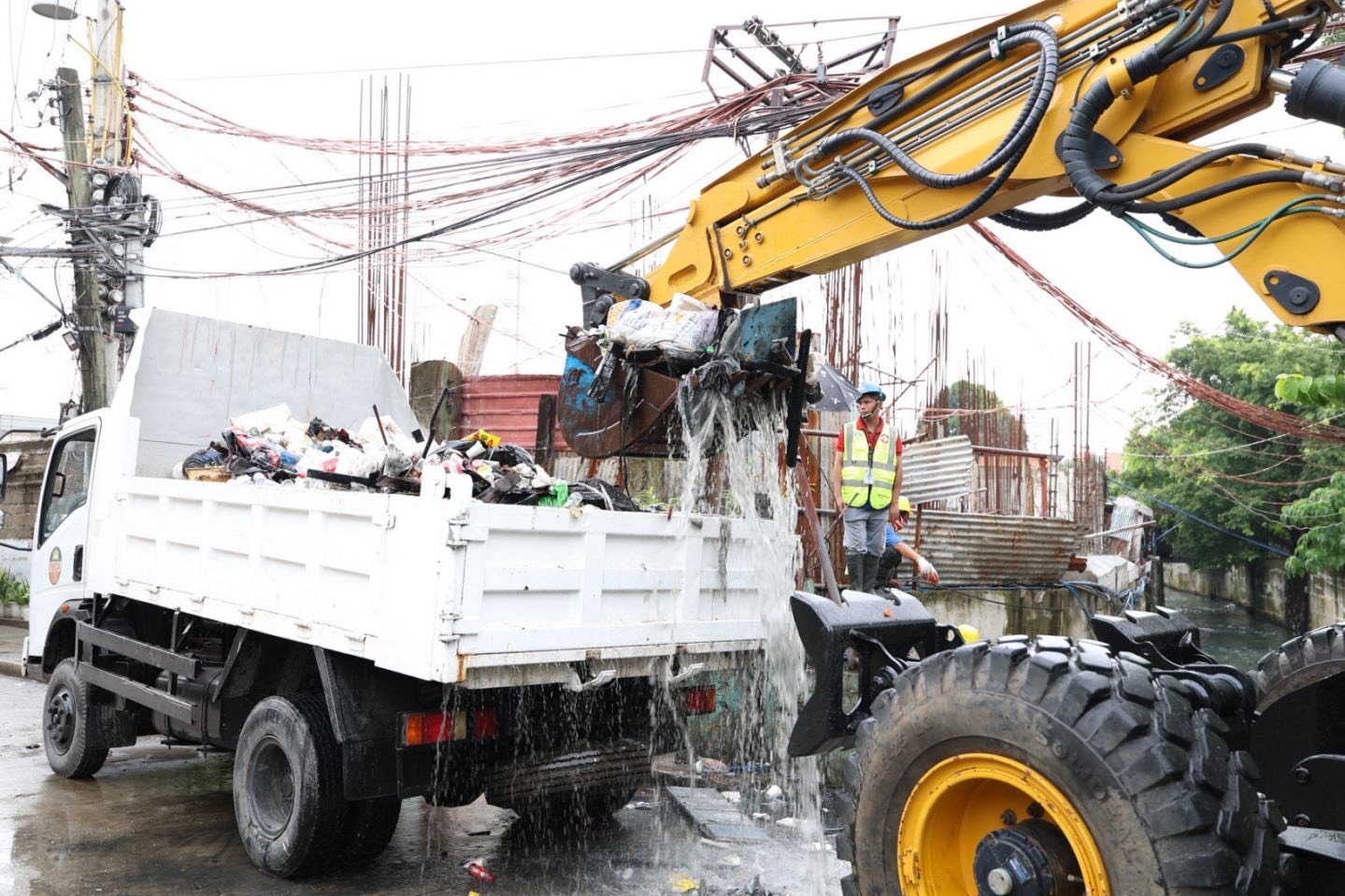 24 dump trucks of trash collected in Maligaya Creek in Caloocan —MMDA