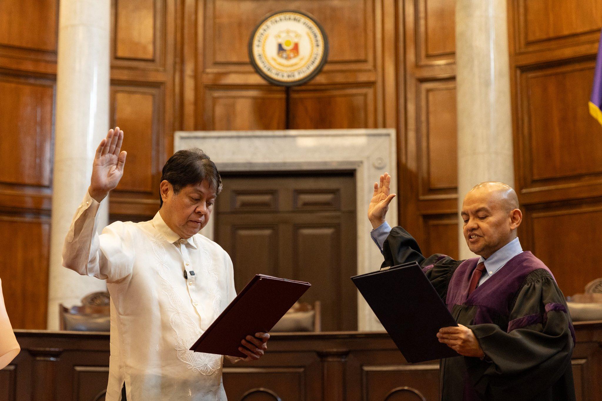 Comebacking Senator Kiko takes oath before SC Justice Leonen