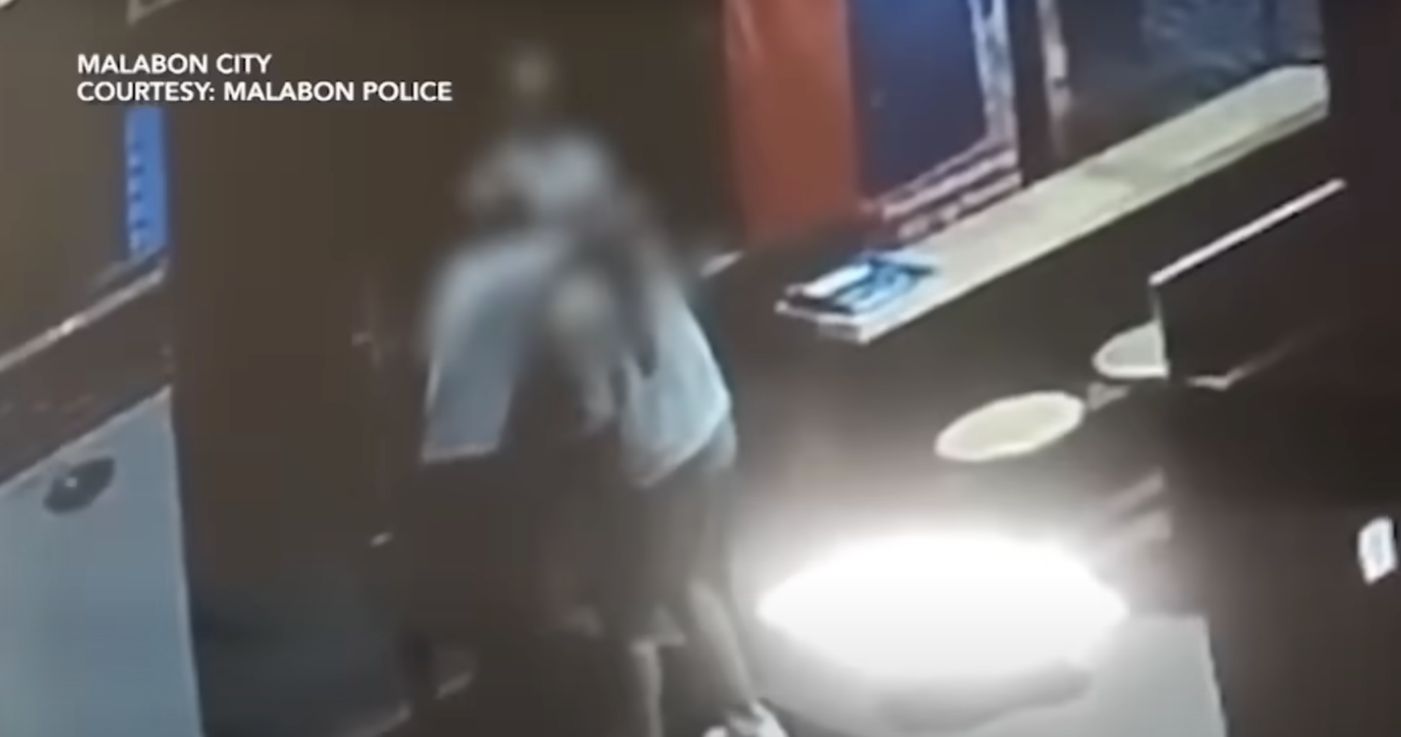 Babae, nakipag-agawan sa lalaking humablot sa kaniyang bag sa loob ng fast food restaurant