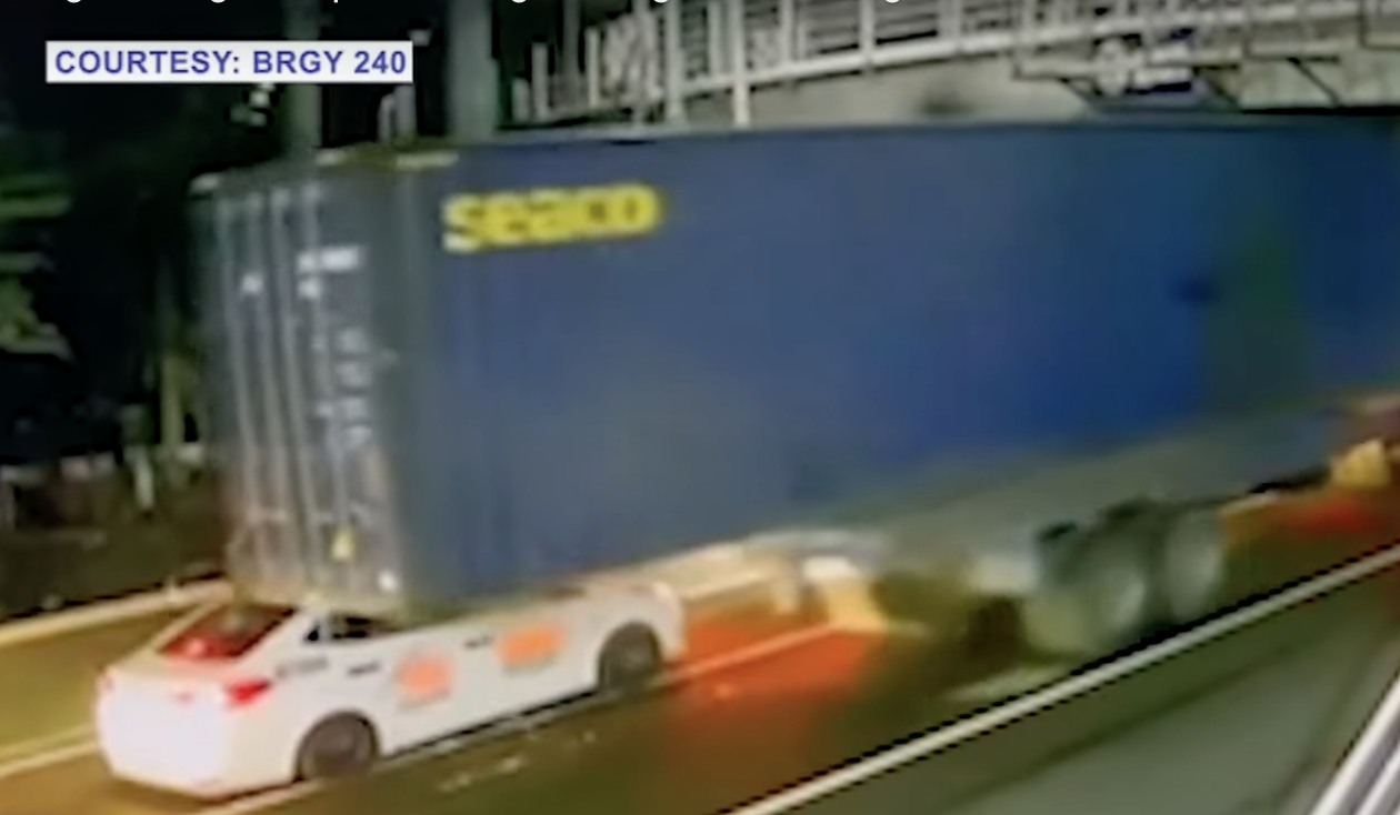 Taxi, yupi ang bubong nang mabagsakan ng container ng trailer truck sa Maynila