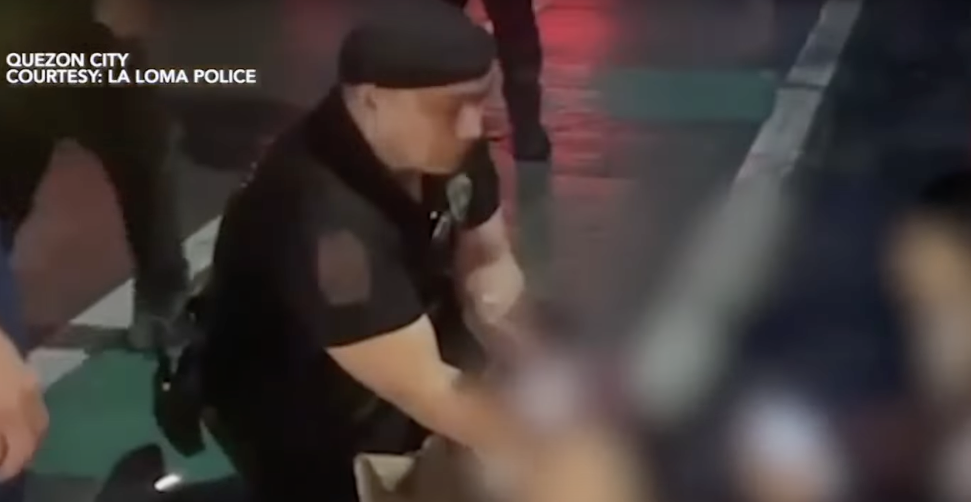 Buntis na manganganak na sa tabing-kalsada, tinulungan ng 4 pulis sa EDSA-Balintawak