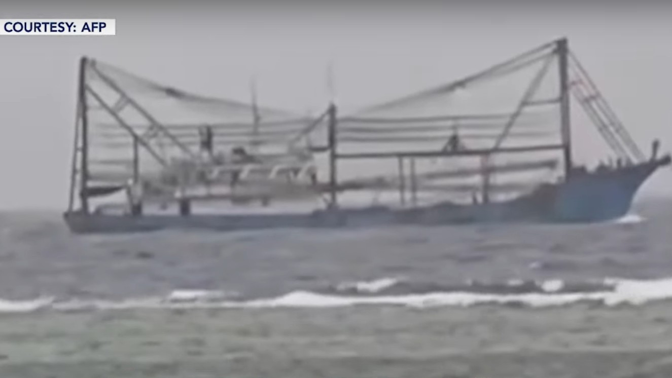 Chinese vessel runs aground off Pag-asa Island