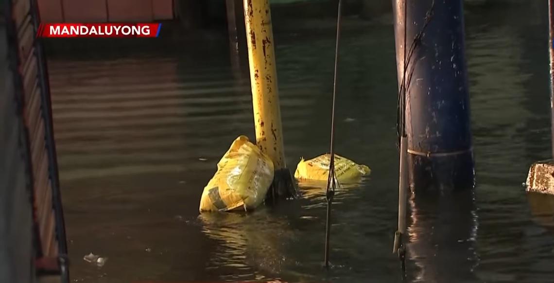 Rains bring floods to Mandaluyong streets