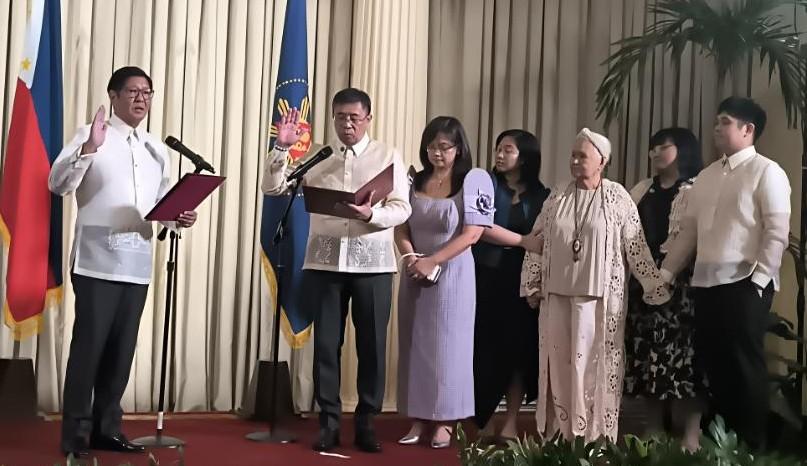 Marcos swears in Villanueva as new SC associate justice