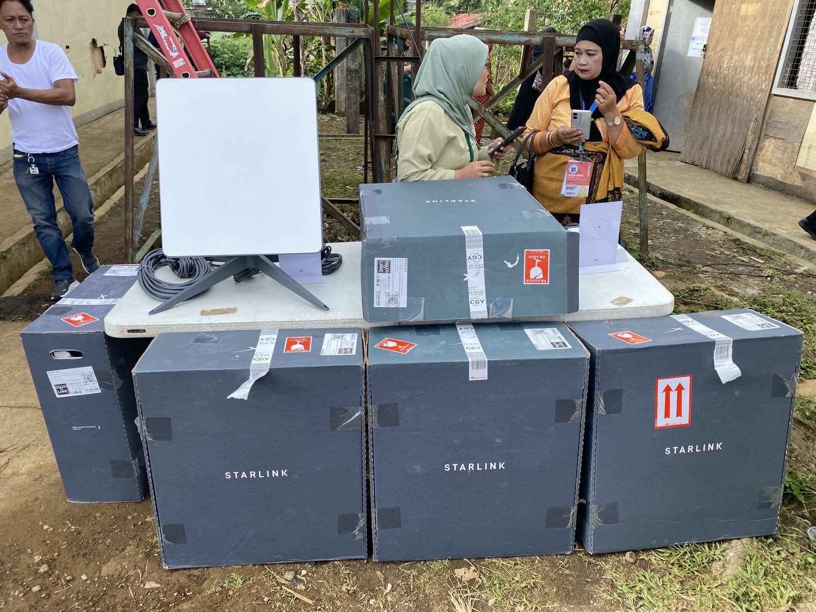 Marcos inspects learning spaces, donates Starlink units in Marawi