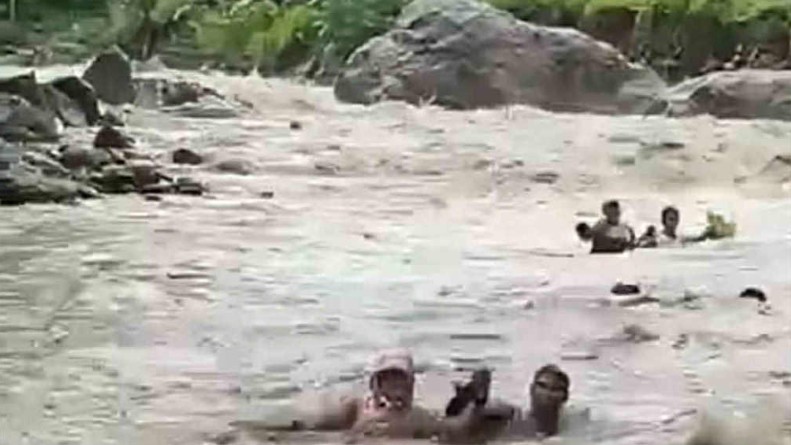 Teachers in Sarangani brave flooded river to get home