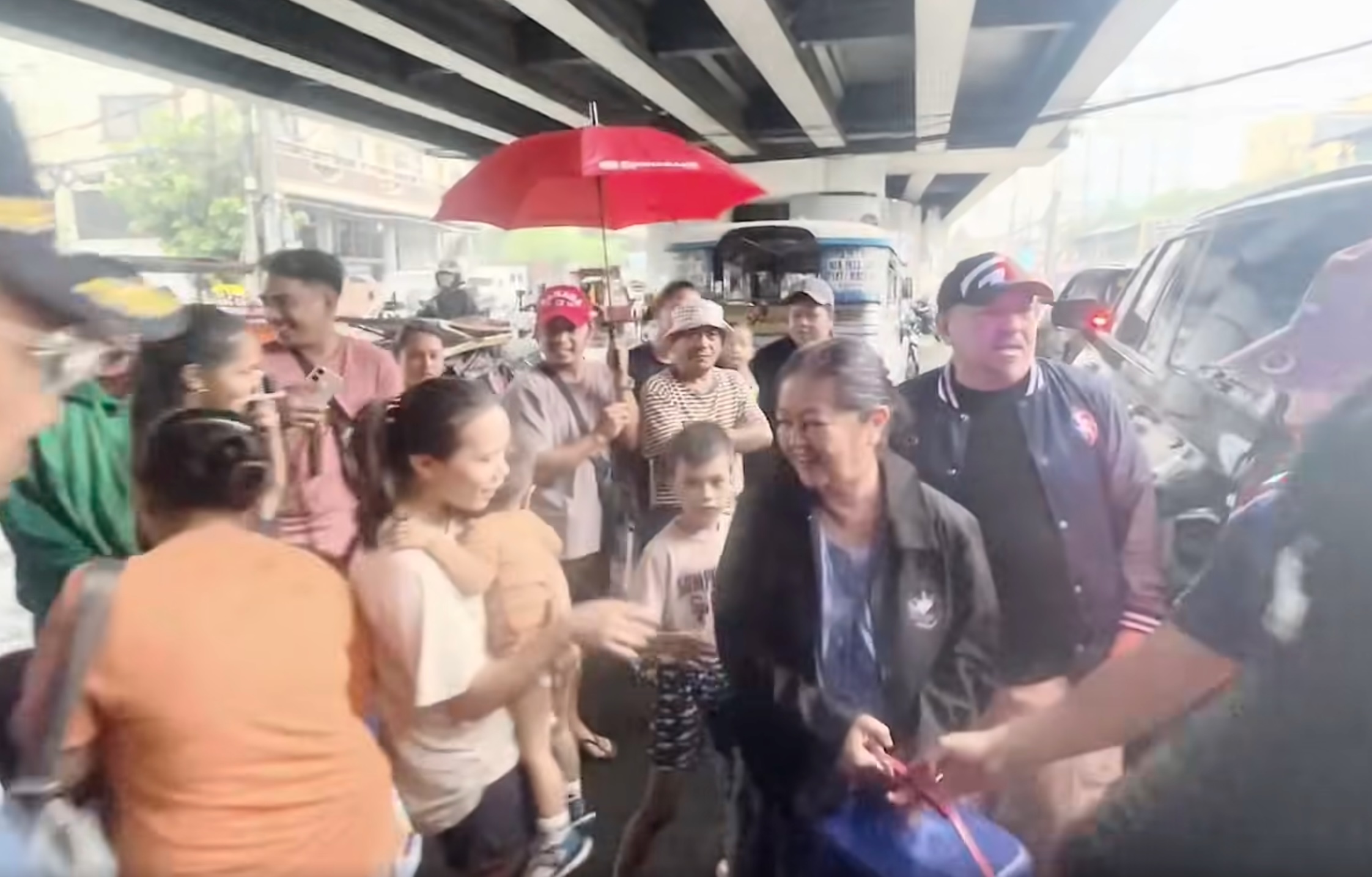 First Lady Liza Araneta-Marcos distributed ‘charitimba’ food packs to the residents of Legarda in Manila who were affected by the bad weather. 