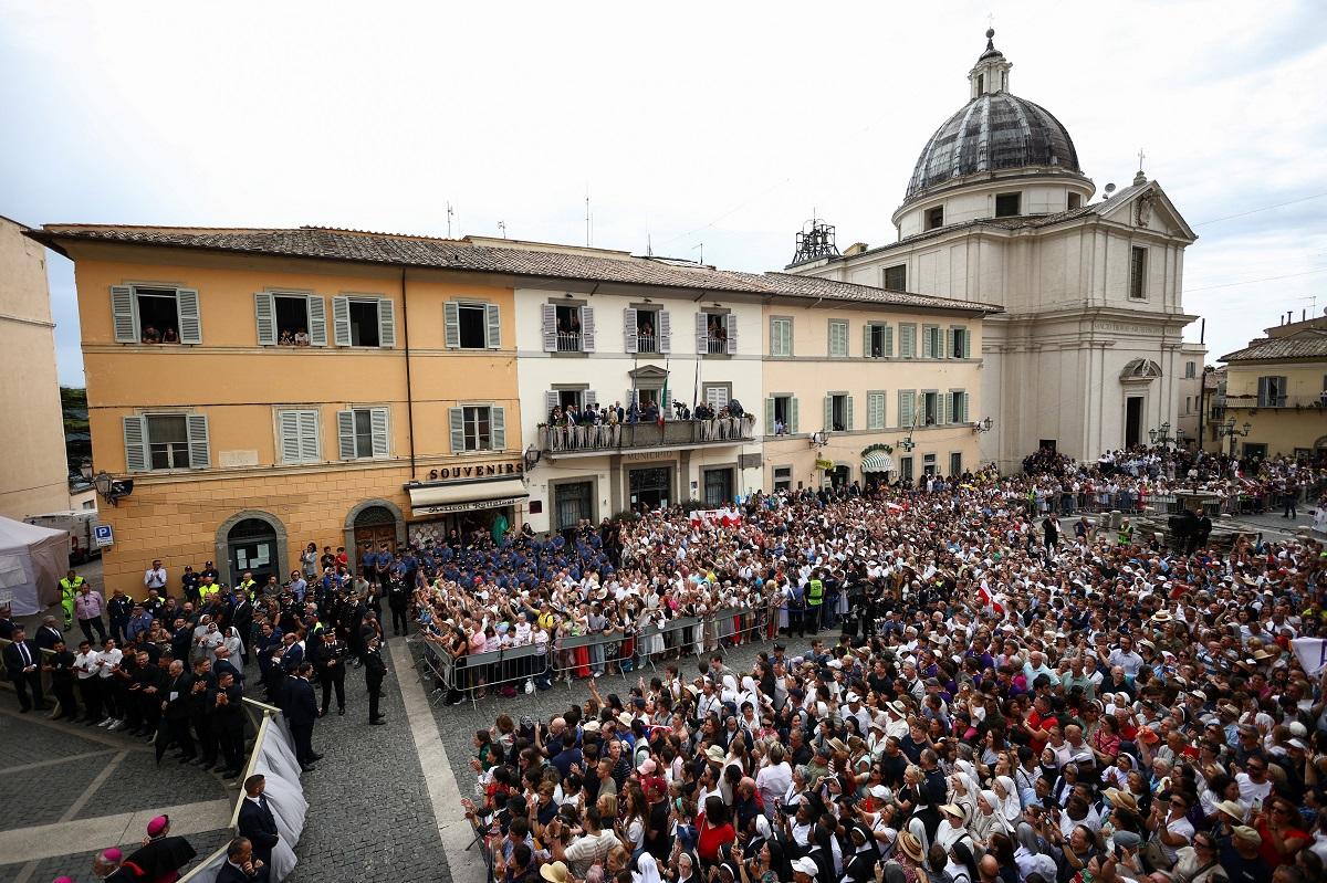 Thousands attend Pope Leo’s first Angelus prayer