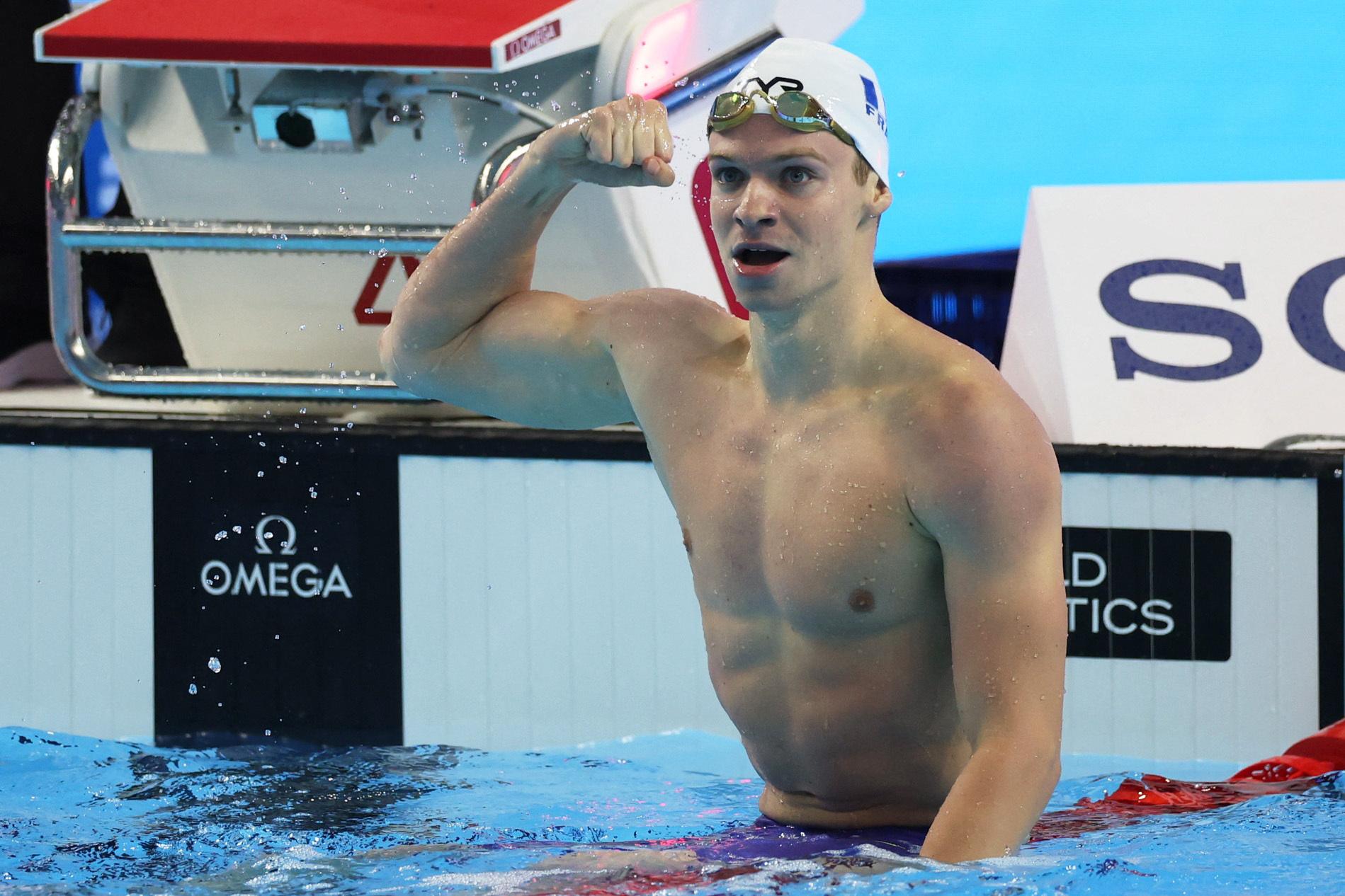 Leon Marchand breaks 200 IM world record at World Championships