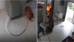 Paggapang at pagsambulat ng apoy mula sa sumingaw na LPG tank, nahuli-cam sa India thumbnail