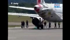 Lalaking tumakbo sa runway, hinigop ng engine ng eroplano sa Italy, patay thumbnail