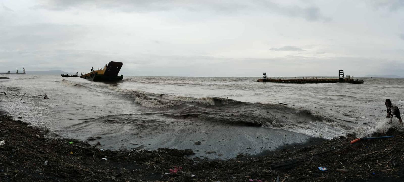 3 barges with 21 crew, molasses run aground in Batangas