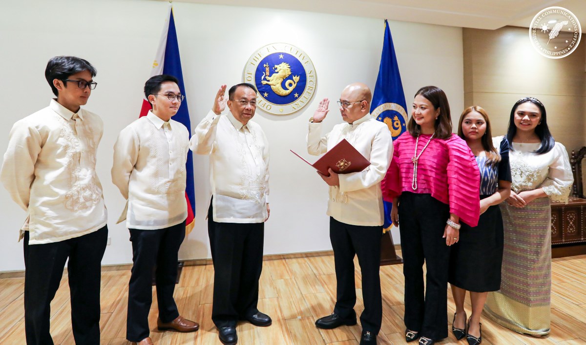 Dave Gomez takes oath as PCO chief, vows to promote press freedom