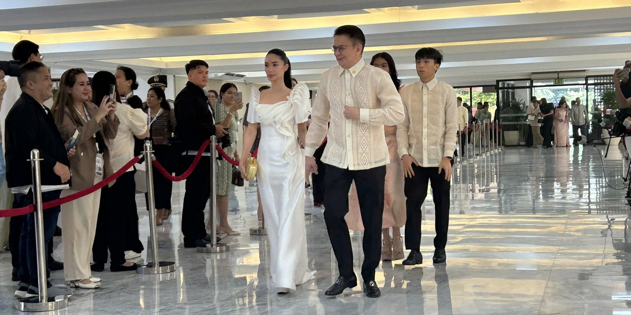 薬物中毒の裸の少女 美しい少女薬物中毒の肖像画。薬と注射器を持っています。の写真素材・画像素材 Image 58338978