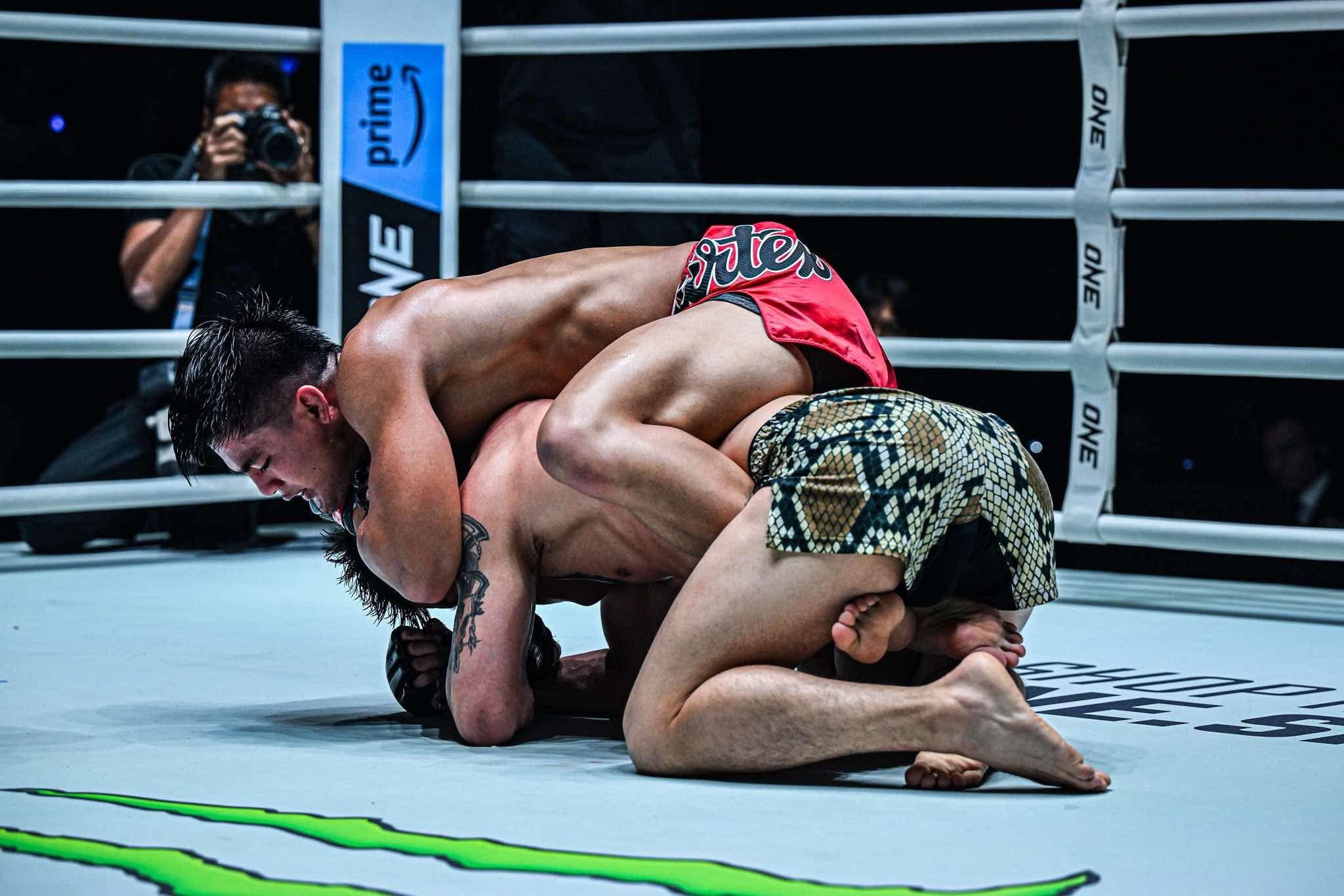 Jhanlo Sangiao submits Zoltsetseg for a successful ring return