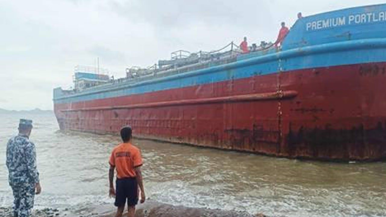Barge runs aground in Catanduanes amid rough seas