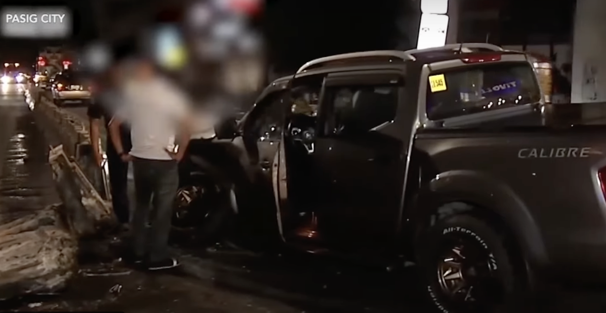 Pickup na minamaneho ng naka-uniporme ng DPWH, bumangga sa mga concrete barrier sa Pasig