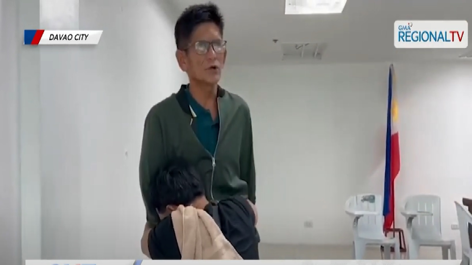 Taxi driver na inireklamo ng overcharging, paluhod na humingi ng tawad sa pasahero niya thumbnail