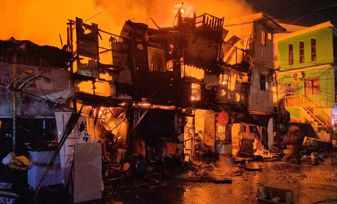 Fire guts residential area in Sampaloc, Manila