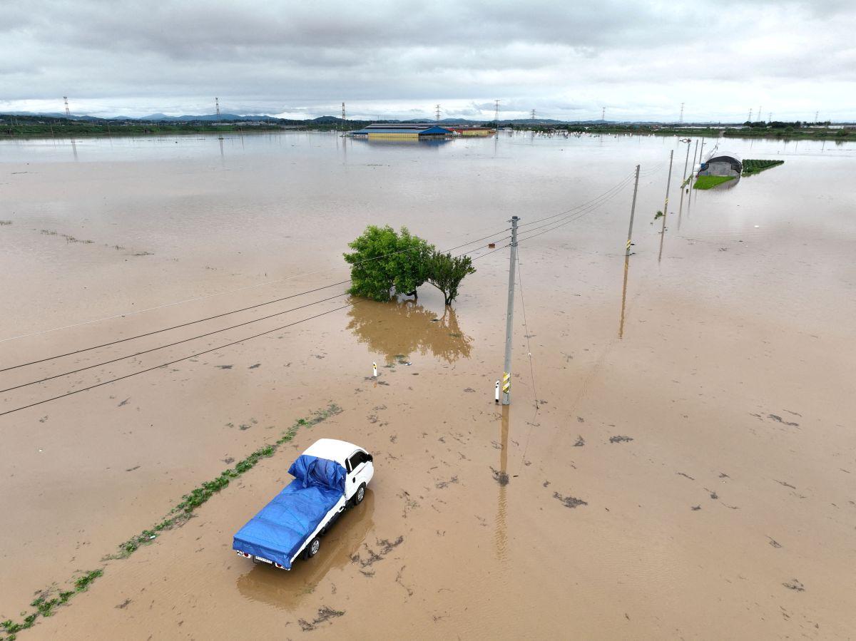 Two dead, more than 1,000 evacuated as South Korea lashed by heavy rain
