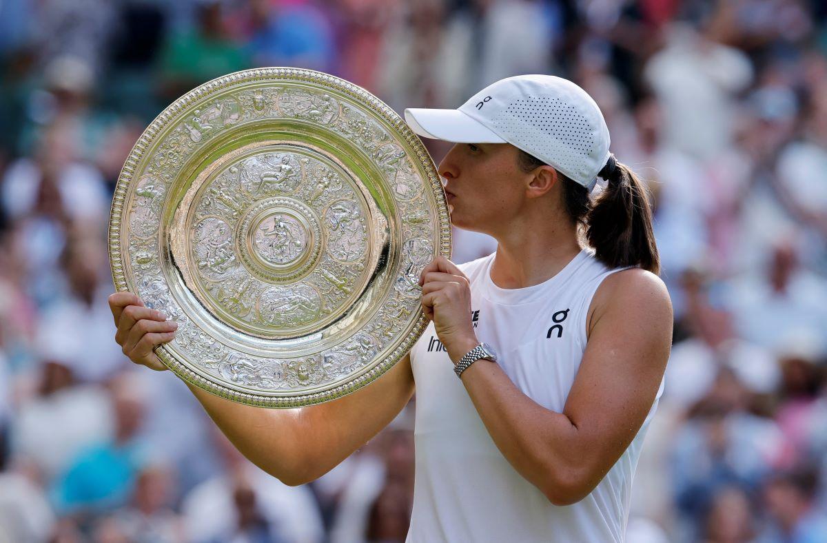 Swiatek crushes Anisimova 6-0, 6-0 to win maiden Wimbledon crown