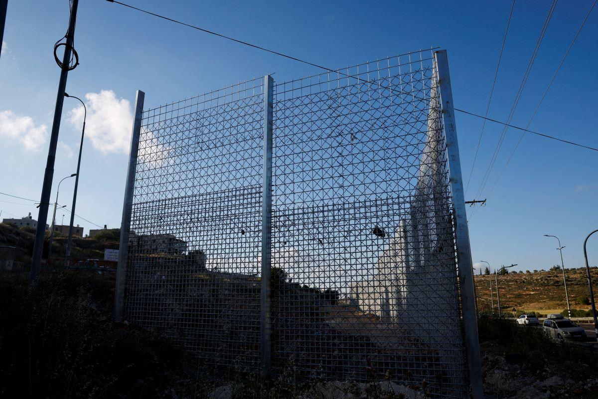 Israeli authorities encircle Palestinian town in West Bank with a fence
