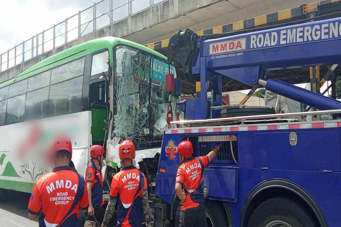 10 hurt as bus, multiple vehicles collide on Commonwealth Avenue, QC 
