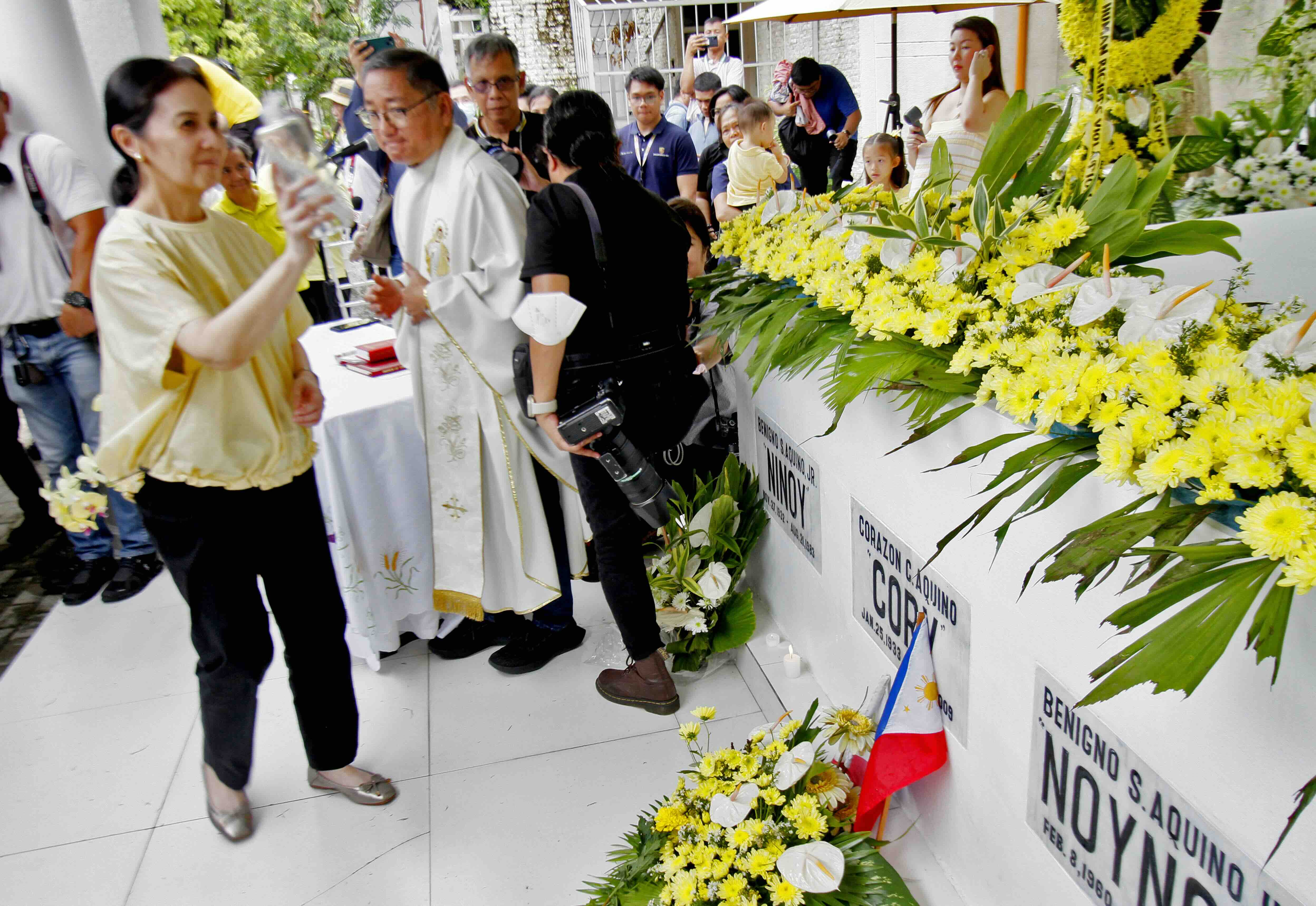 Aquino family, allies mark Ninoy"s 42nd death anniversary