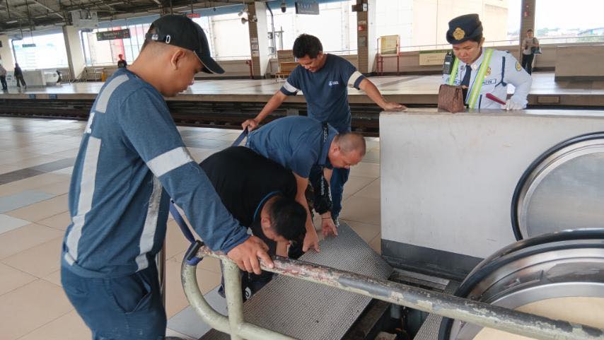 DOTr tells LRT-1 operator to assist passengers injured in escalator mishap