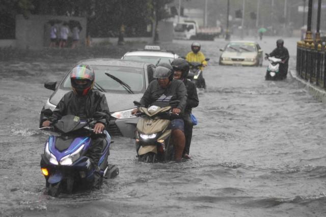 Heavy downpour causes flooding in Manila on Friday, August 22, 2025. Several cities in Metro Manila have suspended classes because of the bad weather. DANNY PATA