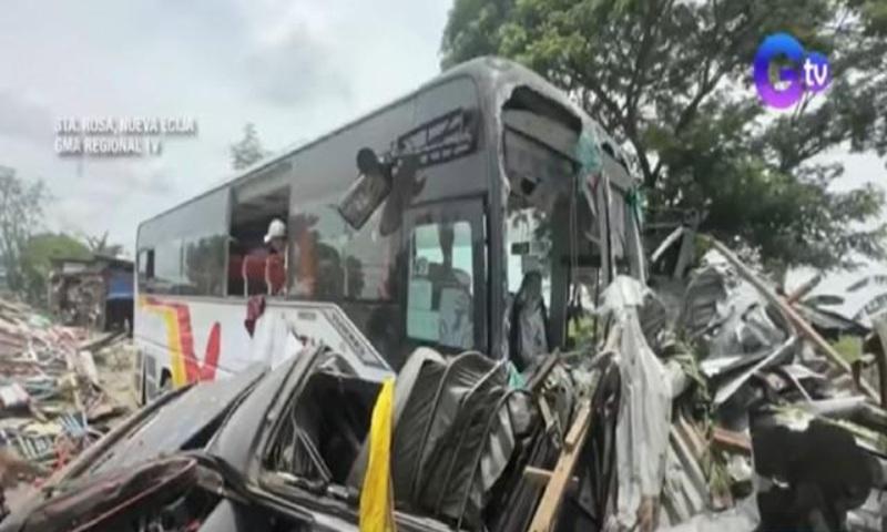 Mag-asawa, patay nang araruhin ng bus ang kanilang kainan sa Nueva Ecija thumbnail