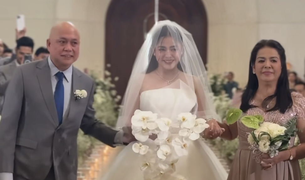 A radiant Shaira Diaz walks down the aisle | GMA News Online