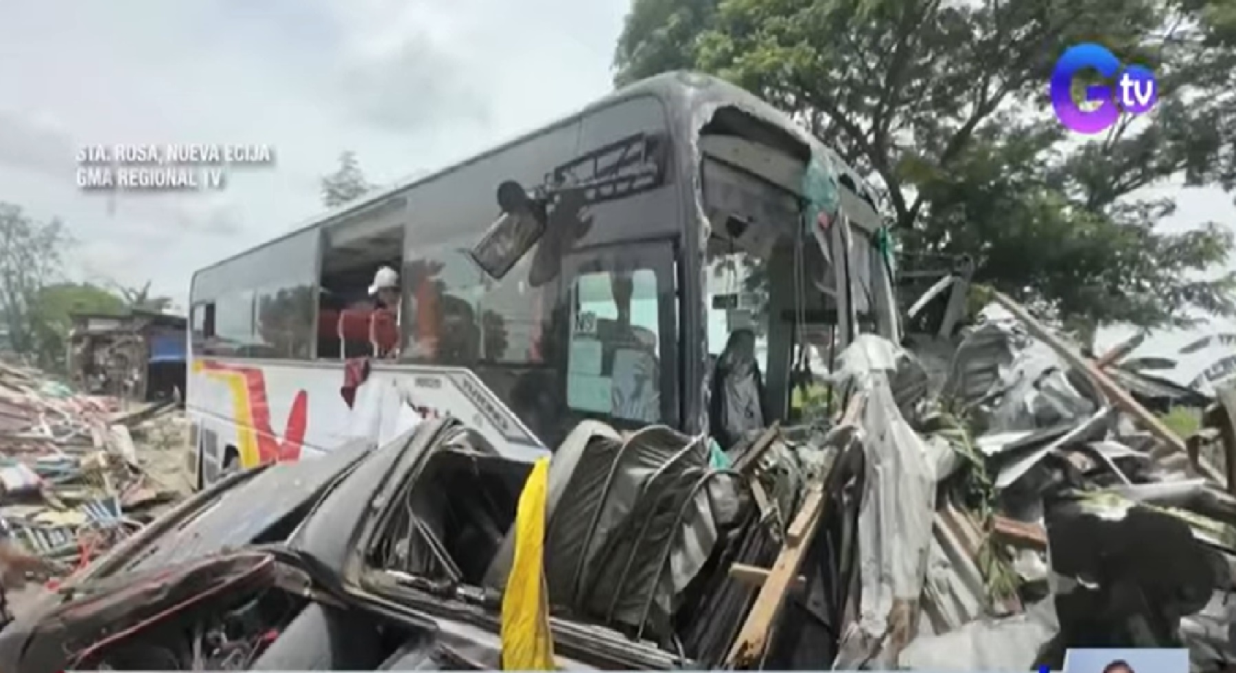 Mag-asawa, patay nang araruhin ng bus ang kanilang kainan sa Nueva Ecija thumbnail