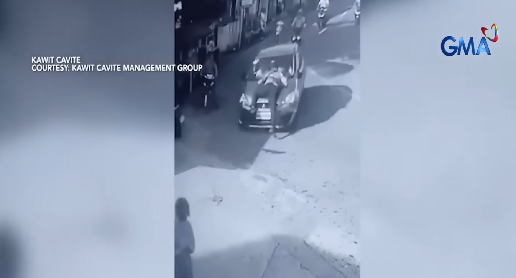 Traffic enforcer, sumampa sa hood ng kotse na kaniyang sinita pero hindi huminto; ang driver, babae thumbnail