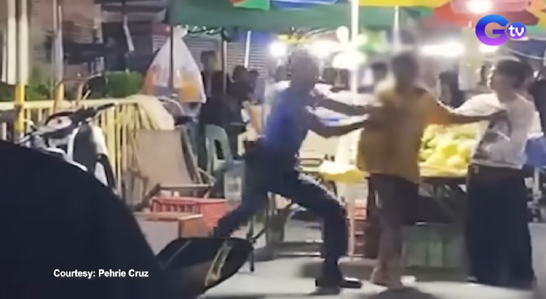 Bayaning pulis, sinunggaban ang patalim na hawak ng lalaki para masagip ang binatang hostage