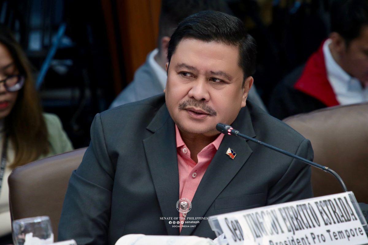 Jinggoy Estrada floats Ridon, Brice Hernandez school ties