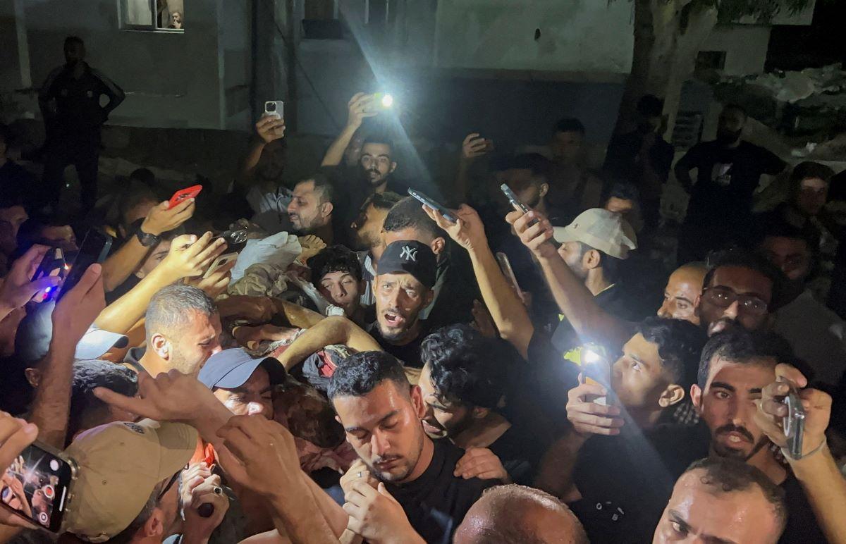 Body of Al Jazeera journalist Anas Al-Sharif carried by Palestinians