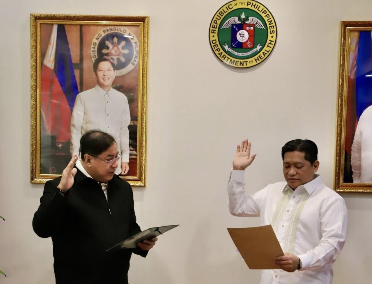 DOH Sec. Teodoro Herbosa administers the oath of office of DOH Usec. Randy Bacolor Escolango