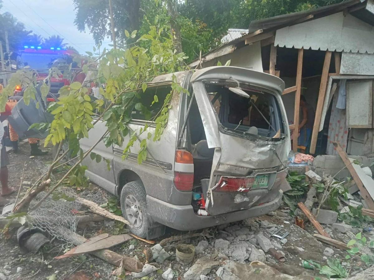 Van, sumalpok sa dalawang bahay sa San Narciso, Quezon; 3 patay, 2 kritikal