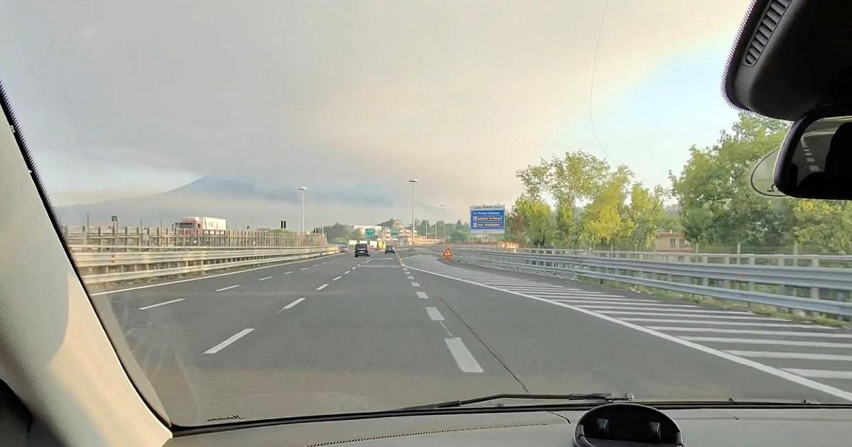 Italy"s Mount Vesuvius closed to tourists as wildfire rages