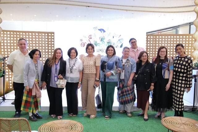 Gathered with purpose | Guests and celebrities celebrating Negrense heritage and craftsmanship. 1st or left photo: left: Negros Trade Fair Team: Bing Gonzaga, Arlene Infante, Christina Gaston, Mary Ann Colmenares, Kate Singson and Mike Claparols with SM Supermalls President Steven Tan in the middle. 2nd or right photo: Mike Claparol, Arlene Infante, Nina Andrea L. Rigor (SM Hotels and Convention Corp.), Mary Ann Colmenares, Ces Drilon, Cathy Ileto (SM Retail), Chef Jj Yulo, Grace Mago (SM Retail), Pats Dy (SM Supermalls) and Marie Field Faith (Lifestyle Influencer).