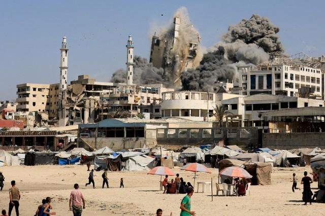 Smoke rises from the evacuated Al-Ghefari tower, as it collapses after it was hit by Israeli air strikes, in Gaza City, September 15, 2025. REUTERS/ Dawoud Abu Alkas 