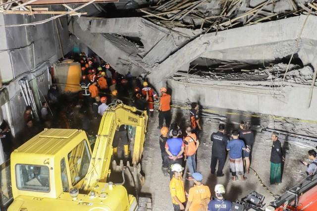 Search and rescue officers search for victims amidst the rubble of a collapsed building after a hall collapsed while students were praying at the Al-Khoziny Islamic boarding school in Sidoarjo, East Java, Indonesia, September 29, 2025. REUTERS/ Stringer