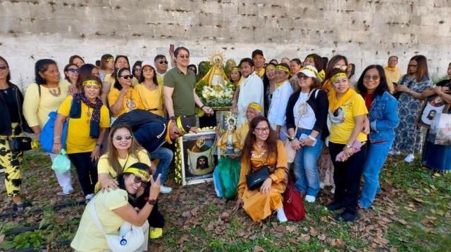 Filipino devotees of the Our Lady of Penafrancia with Neal Imperial (standing in green), Philippine ambassador to Italy. Photo by: Boyet Abucay