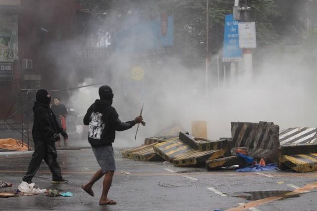 Police and young rioters confront each other at Mendiola in Manila on September 21, 2025. DANNY PATA