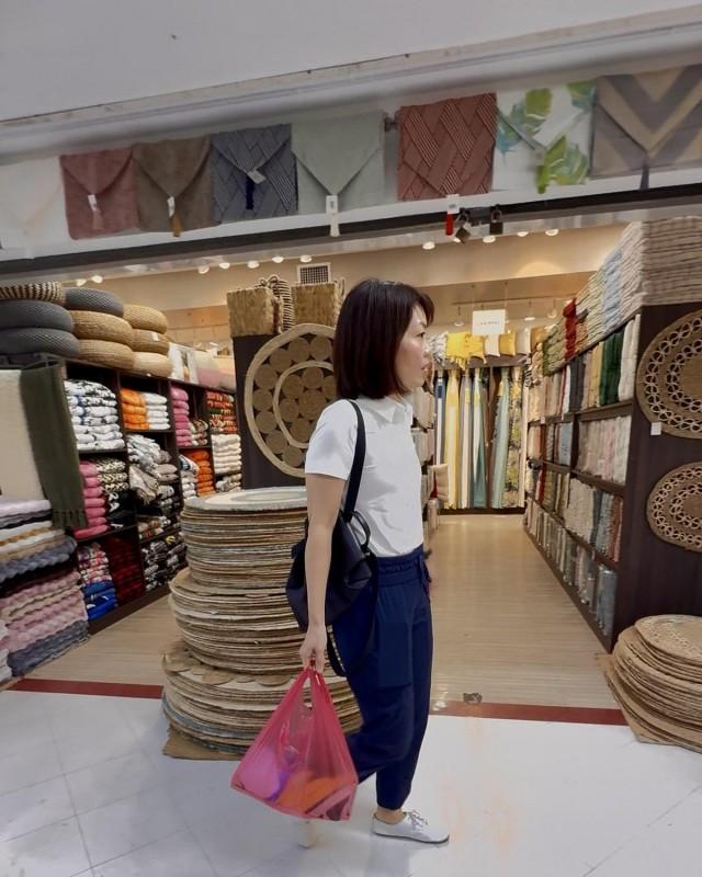 At one stall, the Singaporean diplomat, known for her cool and easy demeanor, engaged in a lively back and forth as she haggled for a discount.